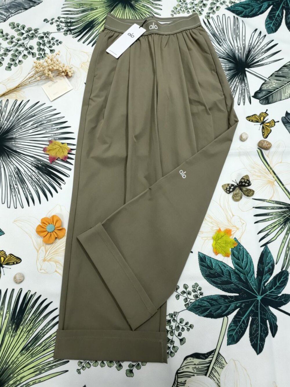🥰ALO Yoga NWT Olive Suit Up Trouser Regular 30" Inseam🧚RelaxedStyle - Picture 9 of 10